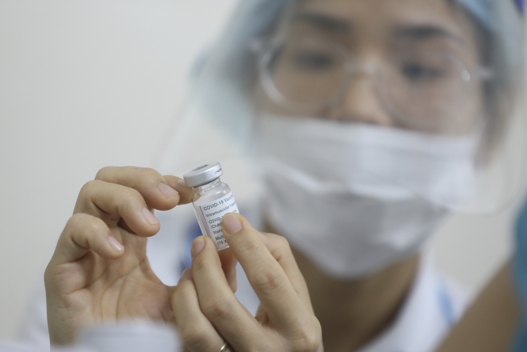 Le personnel médical participant directement à la prévention et à la
lutte contre le COVID-19 dans l’hôpital Thanh Nhan, se fait vacciner
contre le COVID-19. Photo: VNA