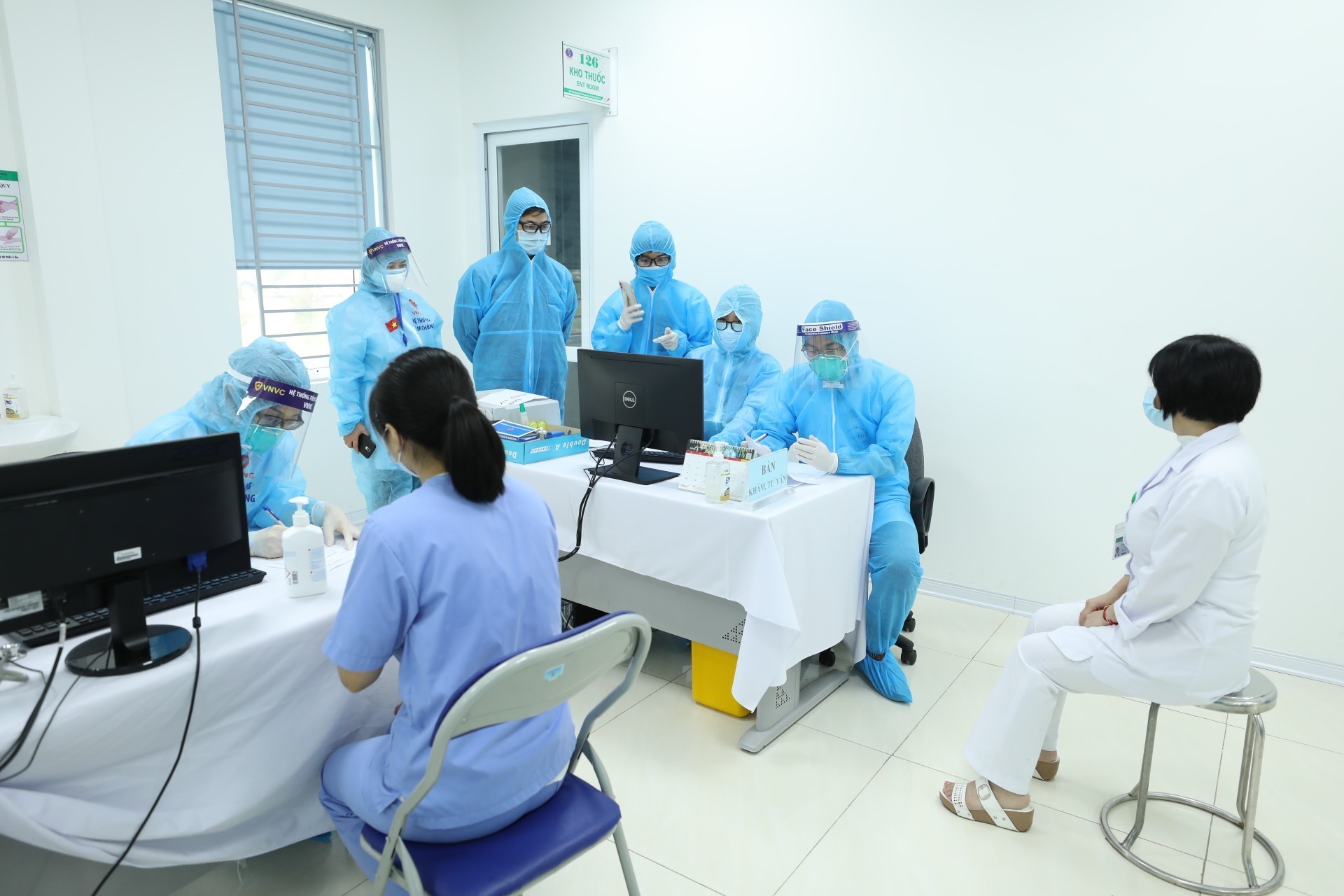 The area for giving pre-vaccination advice to medical workers at Branch No 2 of the National Hospital for Tropical Diseases in Hanoi (Photo: VNA)