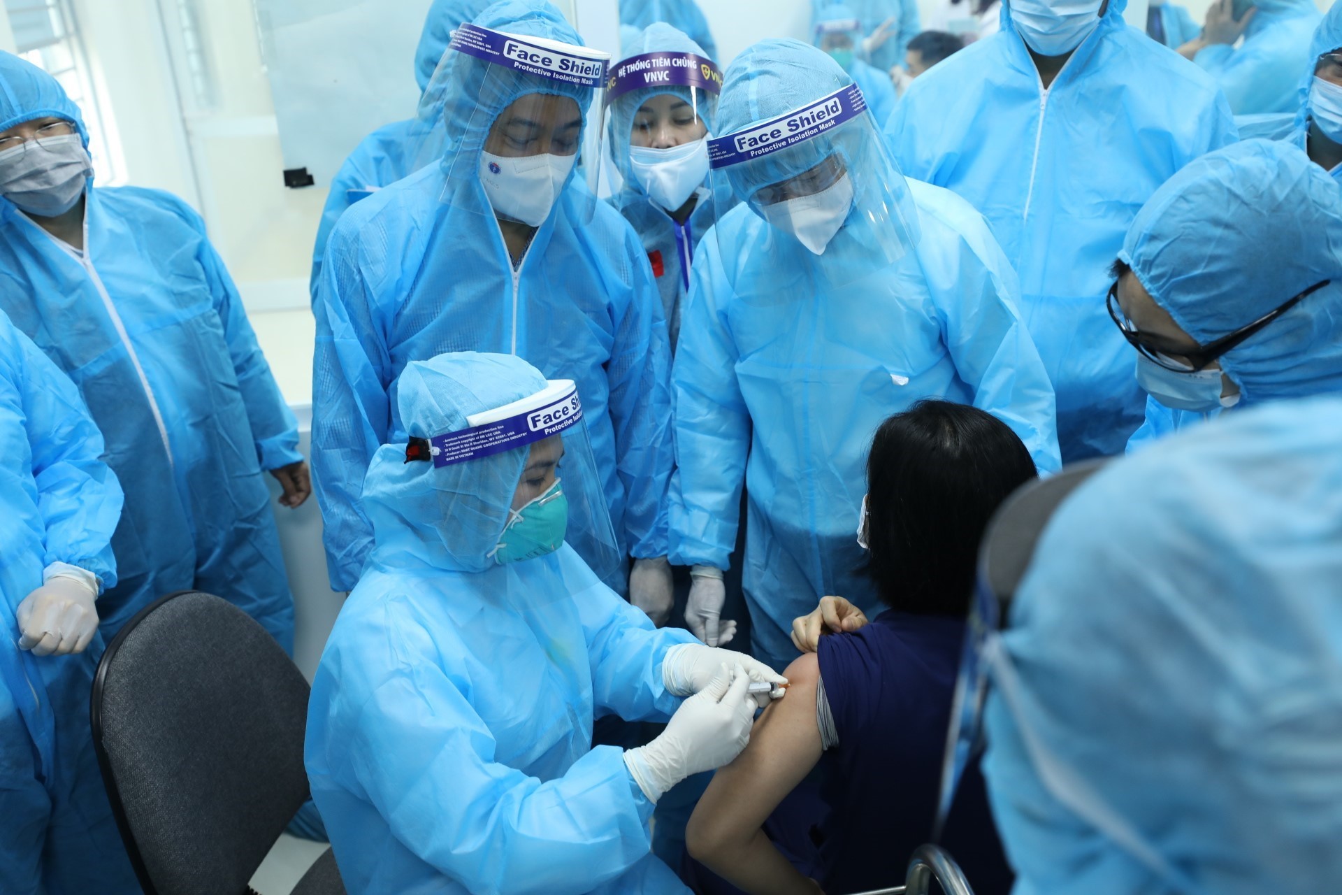 Health officials examine the COVID-19 vaccination at Branch No 2 of the National Hospital for Tropical Diseases in Hanoi (Photo: VNA)