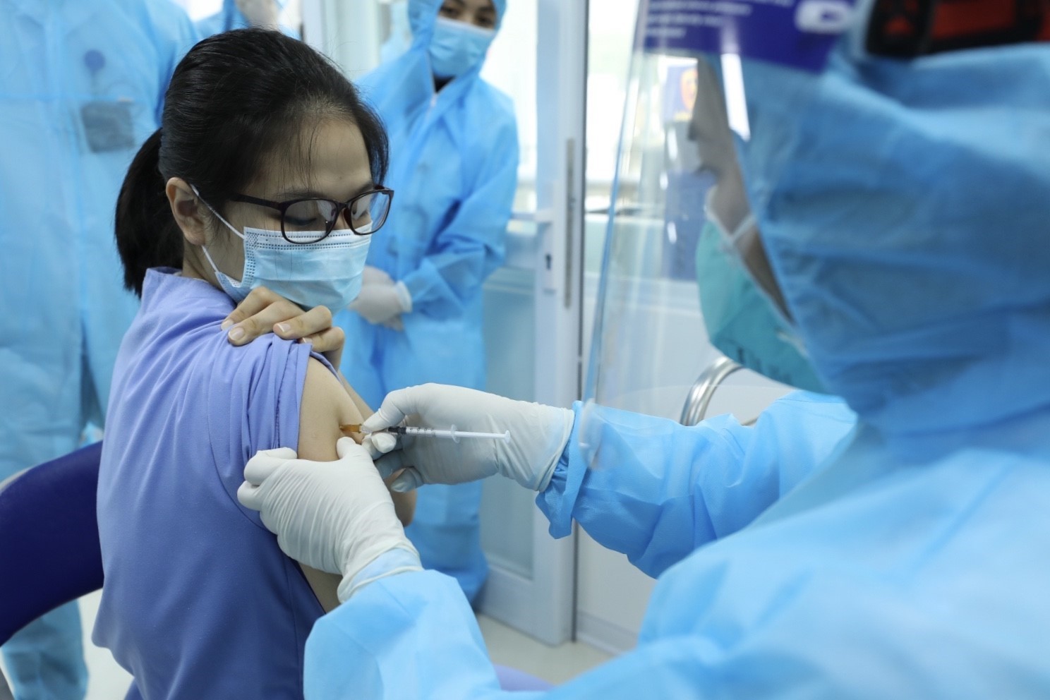 Le personnel médical de la 2e antenne de l’hôpital central des
maladies tropicales, à Hanoï se fait vacciner contre le COVID-19. Photo:
 VNA