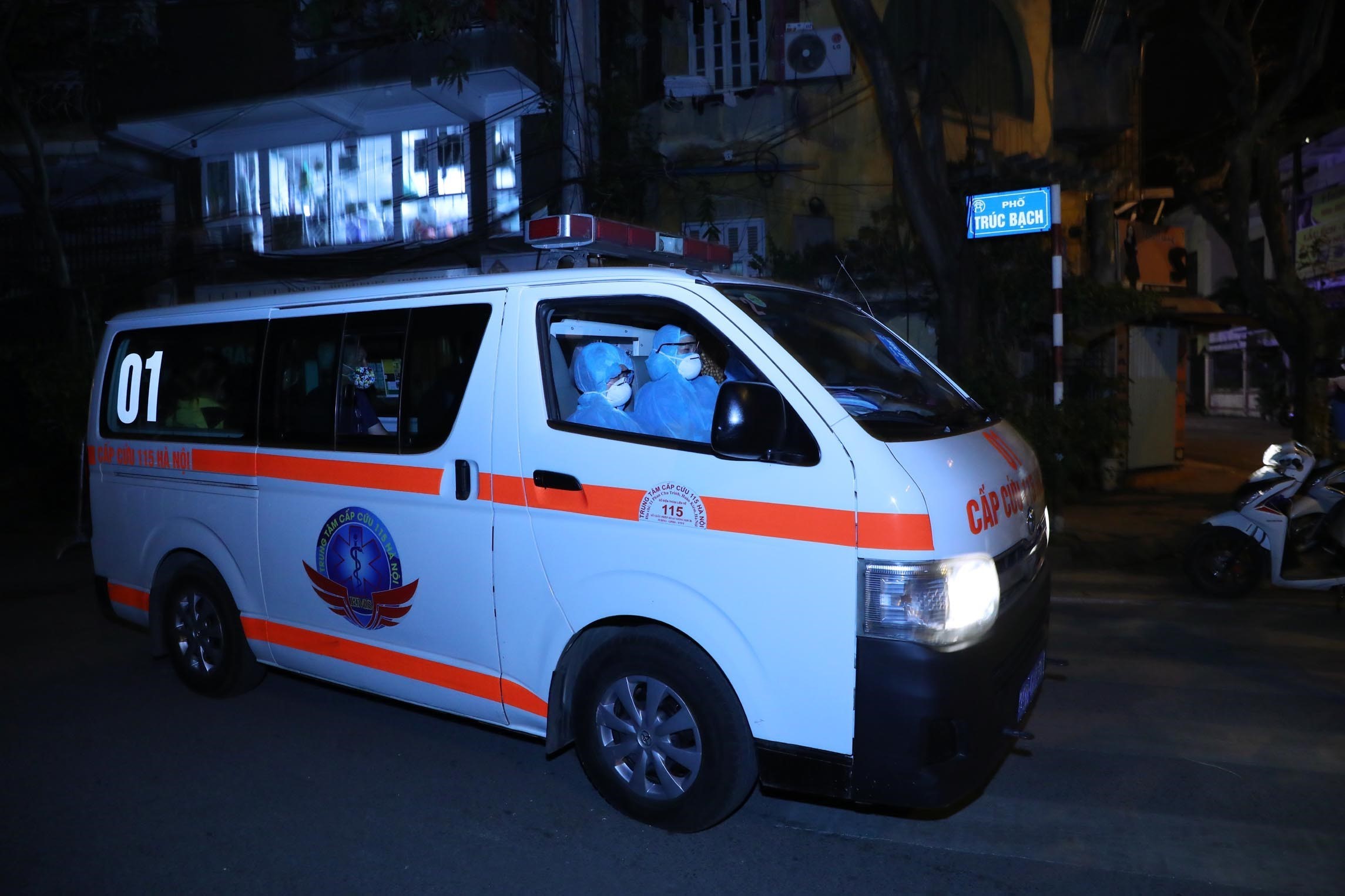 Lực lượng y tế tại khu vực phong tỏa trên phố Trúc Bạch, nơi ở của bệnh nhân COVID-19 đầu tiên của Hà Nội (Ảnh chụp lúc 23 giờ 45, ngày 6/3/2020). (Ảnh: Lâm Khánh/TTXVN)