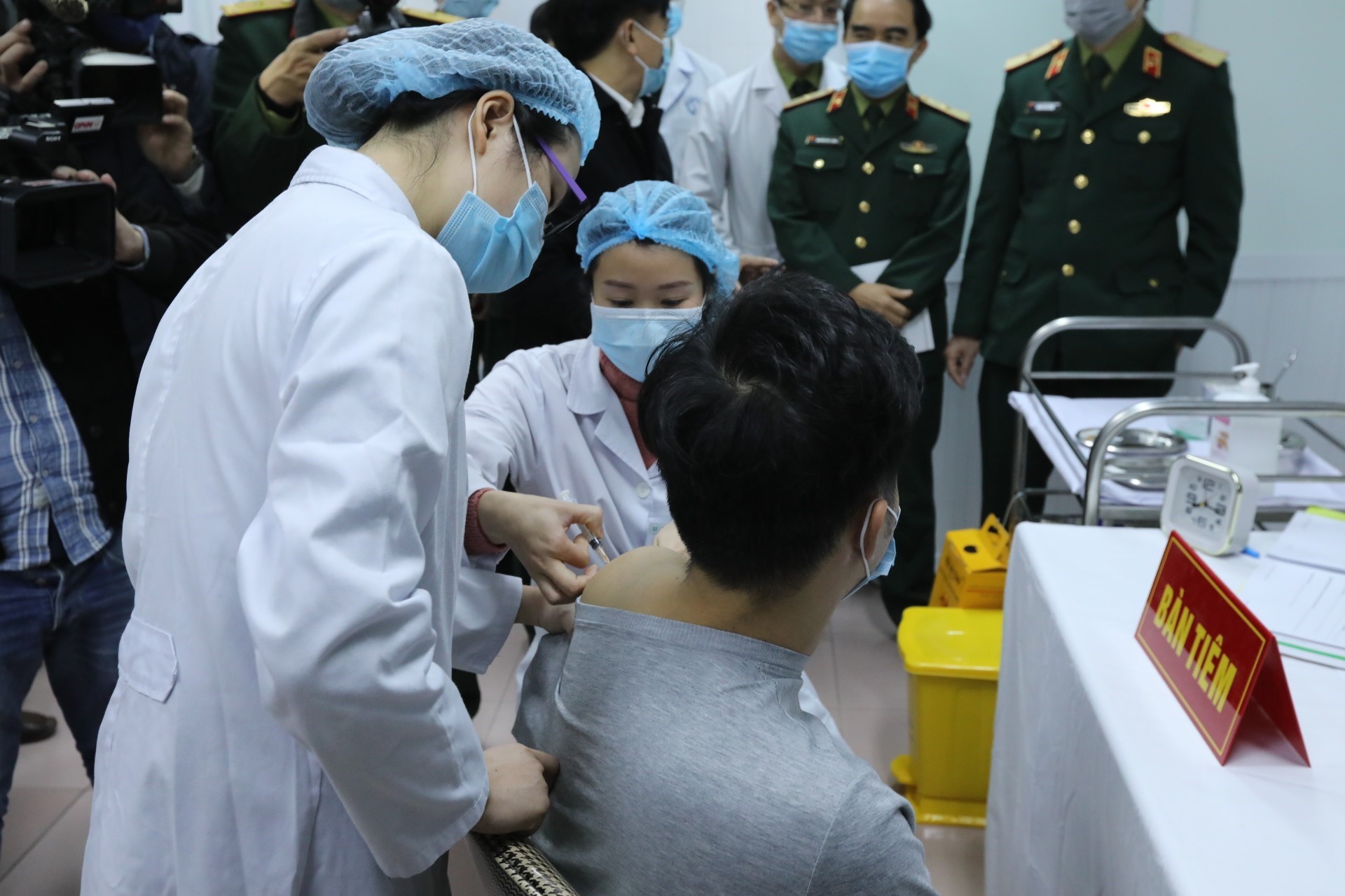 Первая инъекция вакцины против COVID-19 Nano Covax добровольцам во Вьетнаме. Интервал между 2 инъекциями - 28 дней. За добровольцами наблюдают в течение 56 дней для оценки эффективности, медицинское наблюдение за ними проводится в течение 6 месяцев с момента первой инъекции. (Фото: ВИА)   