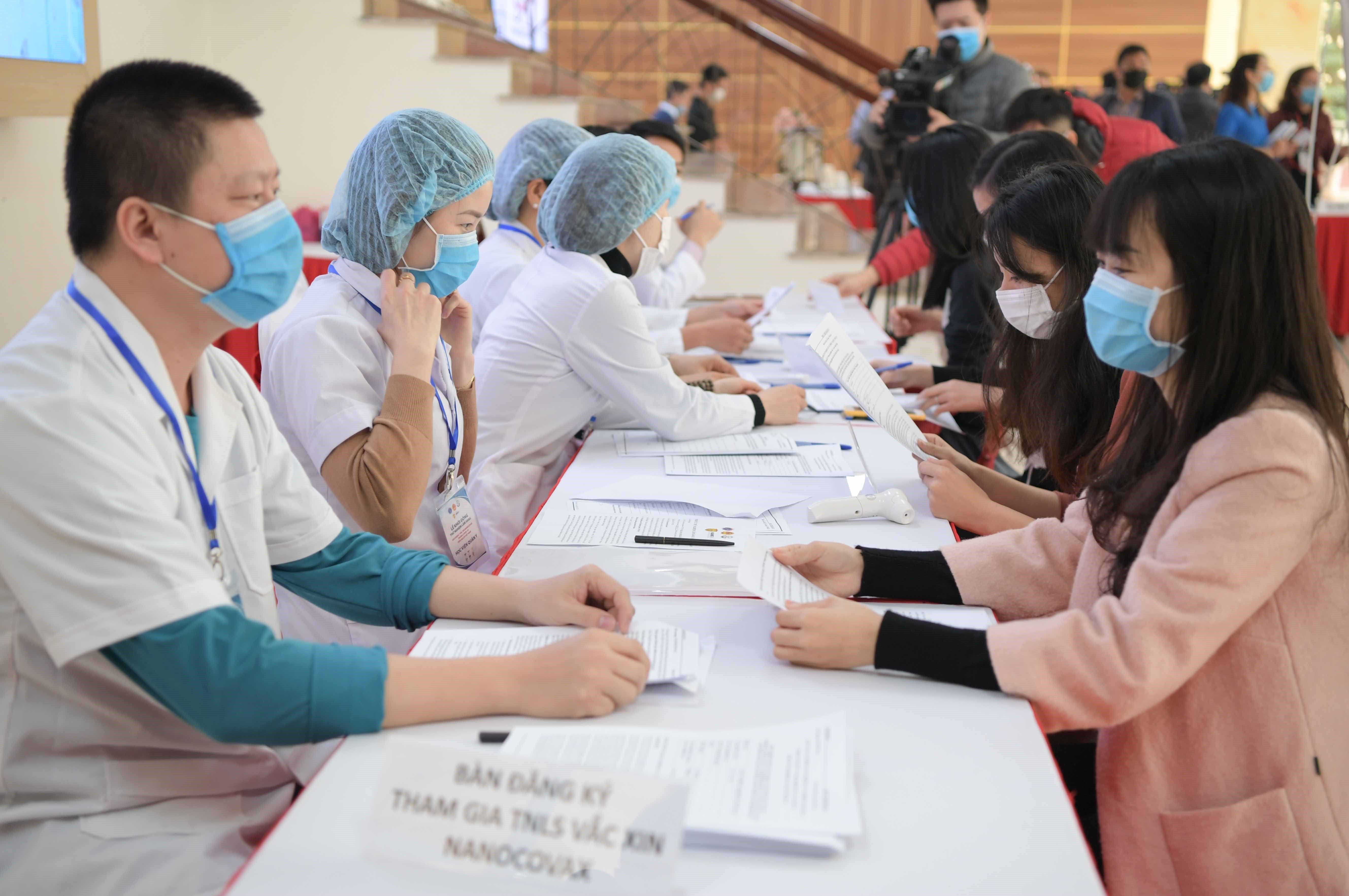 Recruiting volunteers for vaccine trials. The first volunteer received the first shot in the first phase of vaccine trials on December 17 (Photo: VNA)