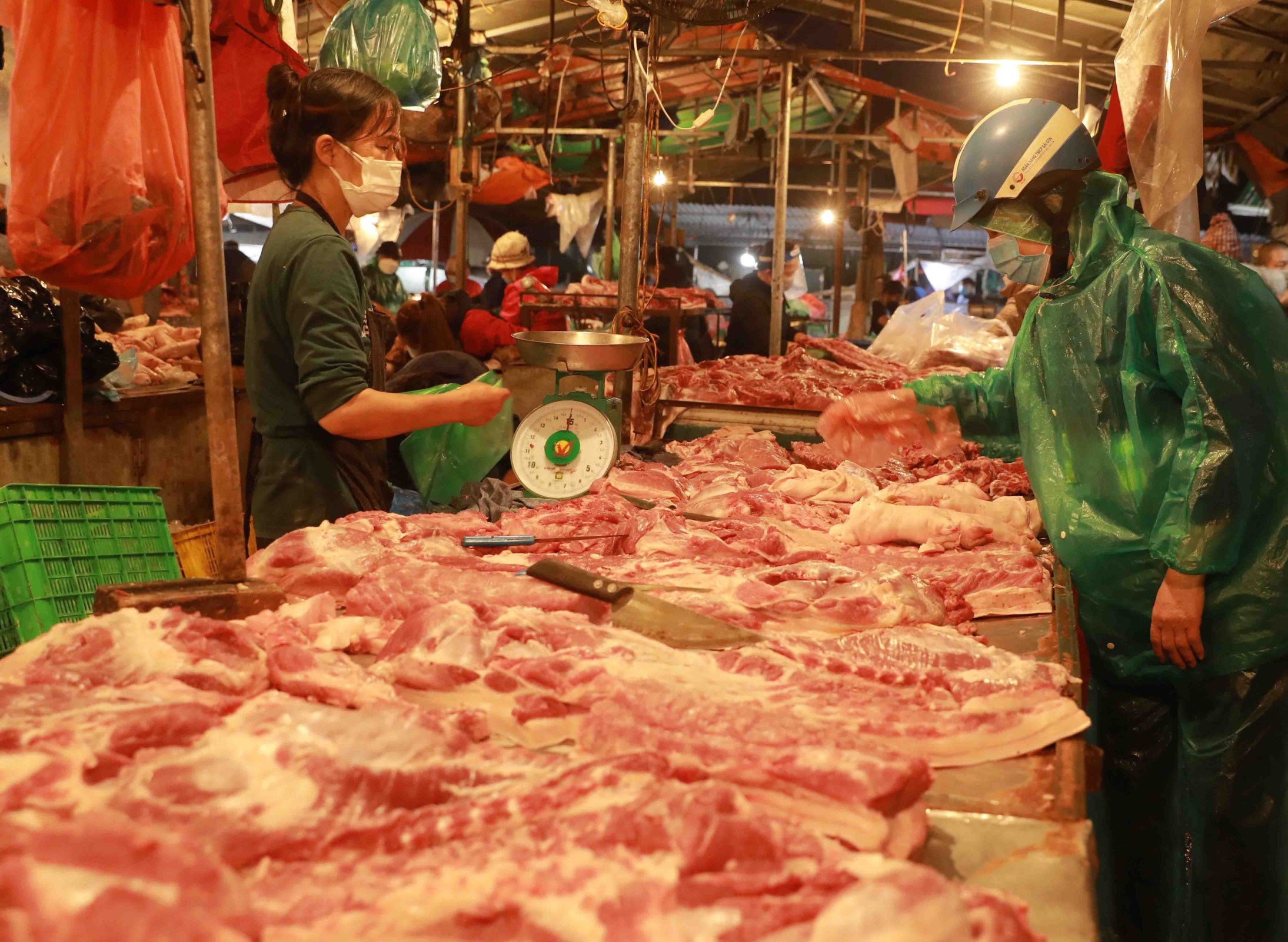 Cửa hàng thịt lợn tại chợ đầu mối Nam Hà Nội (quận Hoàng Mai). (Ảnh: Vũ Sinh/TTXVN)