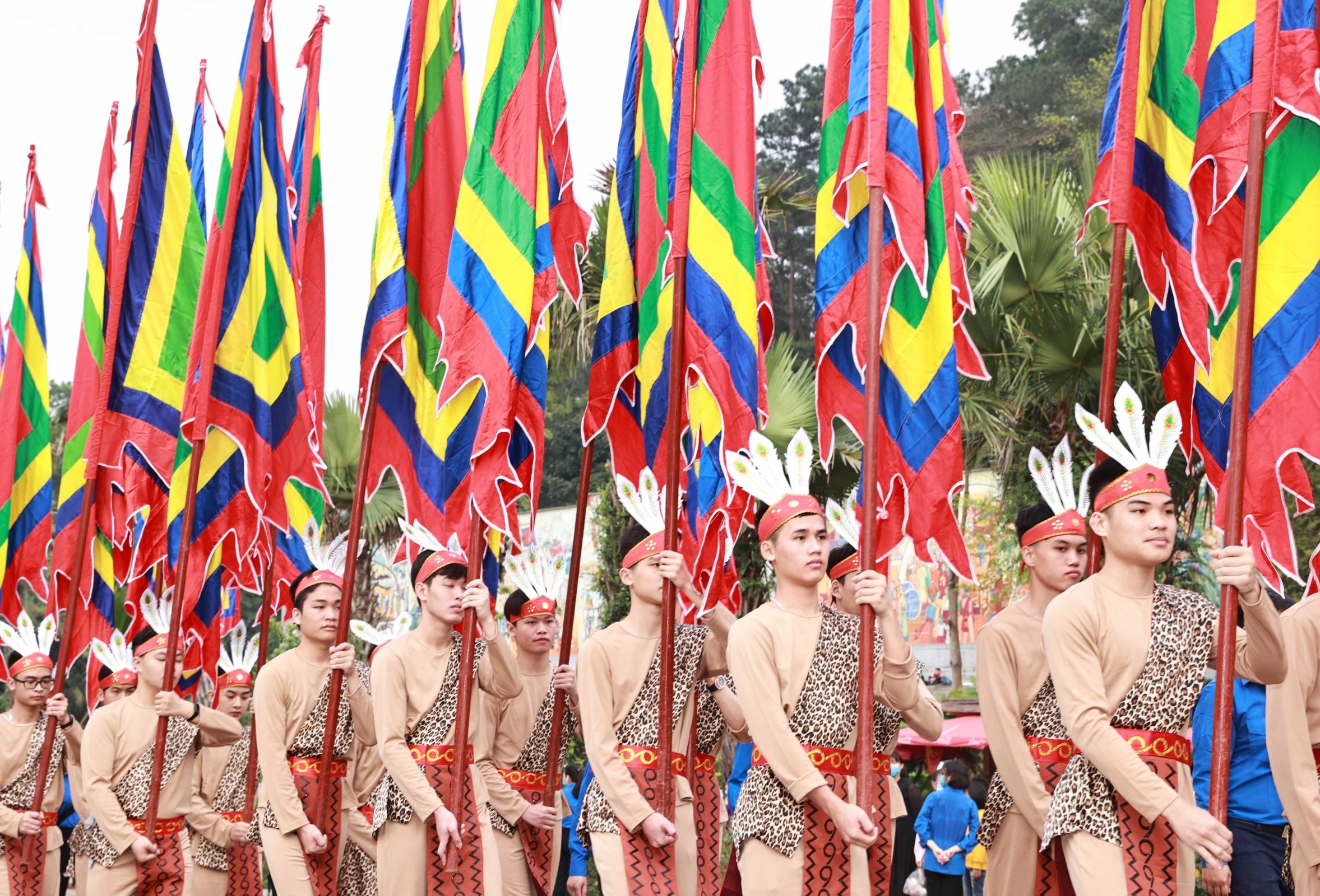 Giỗ tổ Hùng Vương: Giỗ tổ Hùng Vương là một trong những lễ hội truyền thống quan trọng nhất của dân tộc Việt Nam. Năm nay, lễ giỗ tổ Hùng Vương trở nên đặc biệt hơn khi được tổ chức ở quần thể di tích đặc biệt, tôn lên giá trị lịch sử và văn hóa của đất nước.