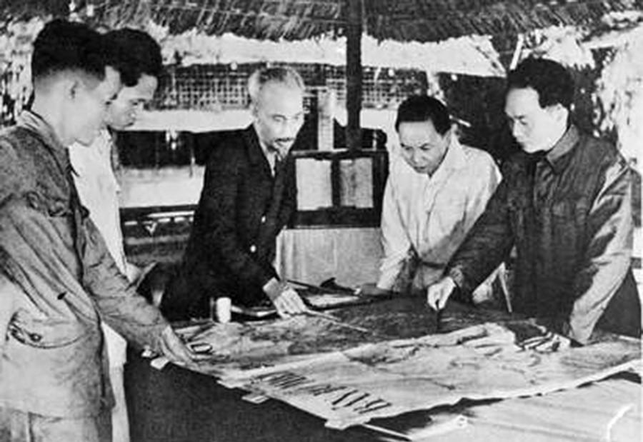 Ngày 6/12/1953, Bộ Chính trị tổ chức cuộc họp để nghe Tổng Quân ủy báo cáo và duyệt lần cuối kế hoạch tác chiến Đông-Xuân 1953-1954, đồng thời quyết định mở Chiến dịch Điện Biên phủ với quyết tâm tiêu diệt bằng được tập đoàn cứ điểm này.  (Ảnh: TTXVN)