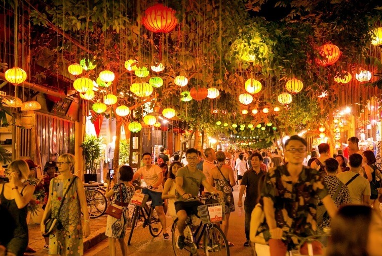 vietnam tourist night time